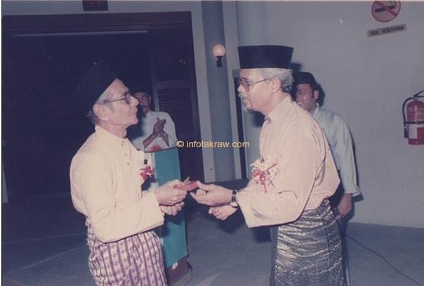 Hamid Mydin nhận được quà tặng từ Dato Mohd Farid Ariffin
