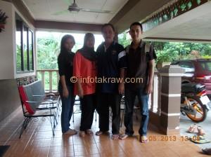 Mohd Sahar Omar bersama isteri Pn Adsiah Mohd Noor, anak Zainab dan Adam